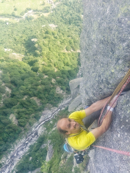 Val di Mello Precipizio degli Asteroidi - Simone Pedeferri in apertura su Los Amigos con Giacomo Mauri e Luca Schiera, parete est Precipizio degli Asteroidi, Val di Mello