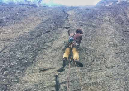 Val di Mello Precipizio degli Asteroidi - Luca Schiera in apertura su Los Amigos con Giacomo Mauri e Simone Pedeferri, parete est Precipizio degli Asteroidi, Val di Mello