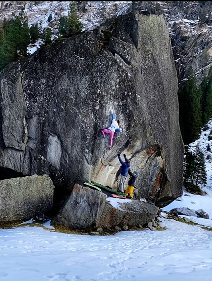 Karoline Sinnhuber risolve un difficile highball nello Zillertal