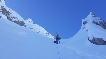 Cima Mugoni Catinaccio, Dolomiti, Lorenzo Battisti, Stefano Tononi - Lorenzo Battisti nell'ultimo canale sulla parete nord di Cima Mugon, Catinaccio, Dolomiti, salita e poi scesa in sci con Stefano Tononi