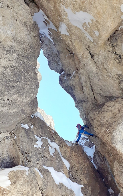 Cima Mugoni Catinaccio, Dolomiti, Lorenzo Battisti, Stefano Tononi - Lorenzo Battisti si cala nella grotta sulla Cima Mugoni parete nord, Catinaccio, Dolomiti