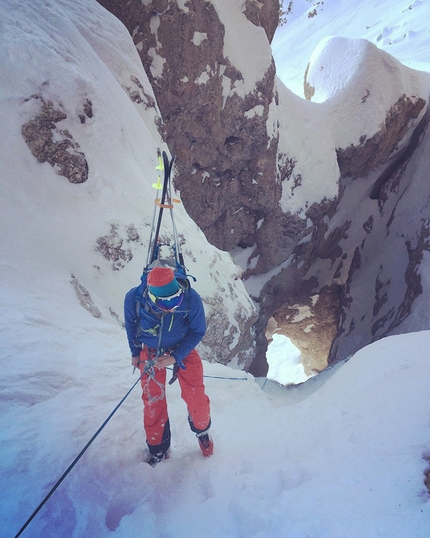 Cima Mugoni Catinaccio, Dolomiti, Lorenzo Battisti, Stefano Tononi - Cima Mugoni parete nord, Catinaccio, Dolomiti: Stefano Tononi si cala nella grotta