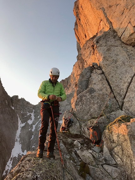 Monte Gabbiolo Adamello - Presanella - Traversata dei Puffi, Monte Gabbiolo: Piero Onorati prepara il bivacco