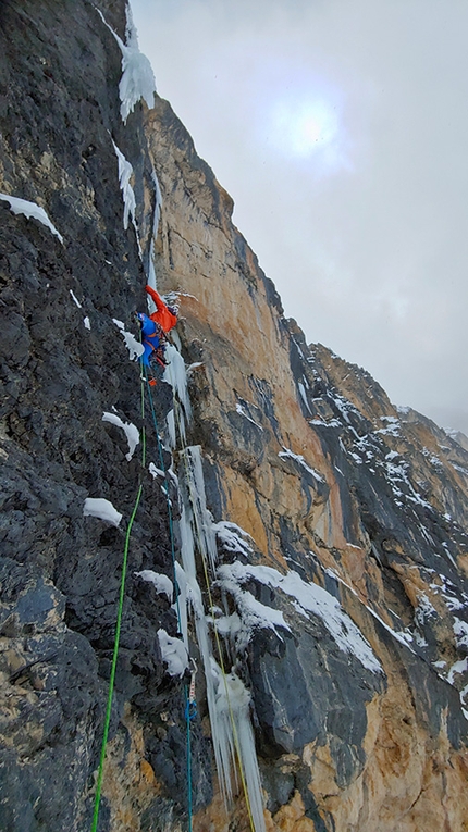 Iron Man, Torre Murfrëit, Passo Gardena, Dolomiti, Santiago Padrós, Giovanni Andriano - Santiago Padrós sul terzo tiro di Iron Man, Torre Murfrëit, Sella, Dolomiti