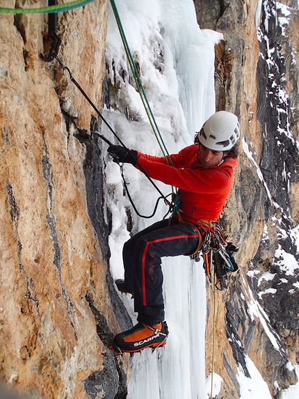 Iron Man, Torre Murfrëit, Passo Gardena, Dolomiti, Santiago Padrós, Giovanni Andriano - Santiago Padrós alla partenza su roccia del 4° tiro di Iron Man, Torre Murfrëit, Sella, Dolomiti