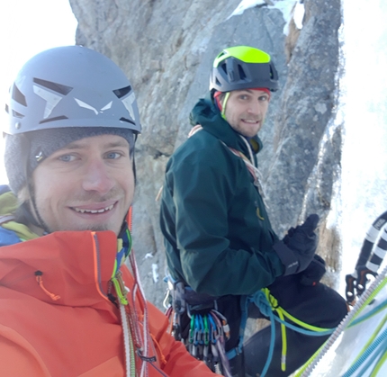 Vallunga, Dolomiti - La cordata Simon Messner e Martin Sieberer, qui su una cascata di ghiaccio in Austria