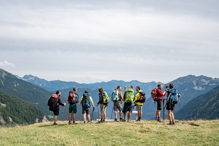 Va' Sentiero, Sentiero Italia - Il gruppo di Va' Sentiero ammira l'orizzonte in Val d'Ossola