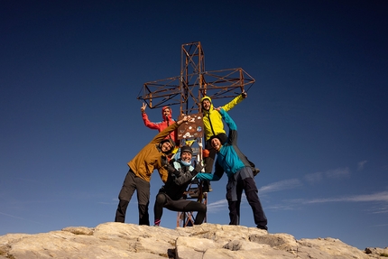 Va' Sentiero, Sentiero Italia - In cima al Marguareis, il più alto dei Monti Liguri, durante il cammino sul Sentiero Italia, l’alta via più lunga del mondo