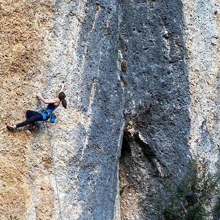 Laura Rogora - Laura Rogora sale a-vista l'8b+ di L-mens sul conglomerato di Montsant in Spagna, gennaio 2019