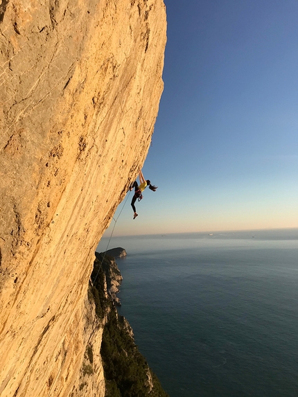 Viola Battistella - Viola Battistella climbing No Siesta 8b at Specchio di Atlantide at Muzzerone, Italy