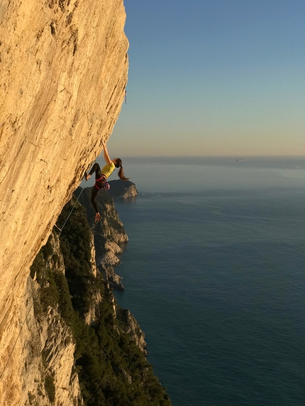 Viola Battistella - Viola Battistella climbing No Siesta 8b at Specchio di Atlantide at Muzzerone, Italy