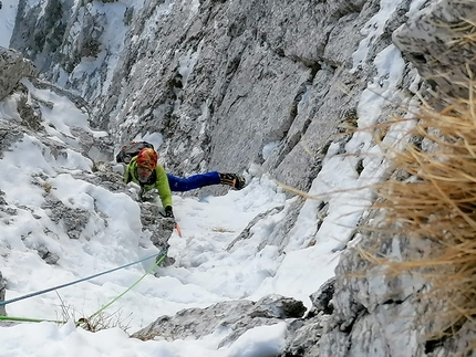 Pizzo di Petto Alpi Orobie, Gabriele Carrara, Yuri Parimbelli, Ennio Spiranelli - L'apertura di Chiappe strette Petto in fuori, parete nord dell'avancorpo del Pizzo di Petto, Alpi Orobie (Gabriele Carrara, Yuri Parimbelli, Ennio Spiranelli 30/12/2019)