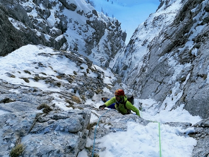 Pizzo di Petto Alpi Orobie, Gabriele Carrara, Yuri Parimbelli, Ennio Spiranelli - L'apertura di Chiappe strette Petto in fuori, parete nord dell'avancorpo del Pizzo di Petto, Alpi Orobie (Gabriele Carrara, Yuri Parimbelli, Ennio Spiranelli 30/12/2019)