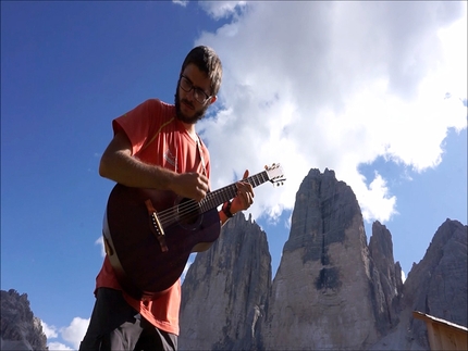 Mosè Morsut - Mosè Morsut suona la sua chitarra sotto le Tre Cime di Lavaredo, Dolomiti