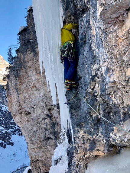 Val Travenanzes Dolomiti - Manuel Baumgartner apre con Christoph Hainz Barba Bianca in Val Travenanzes, Dolomiti (10/01/2019)