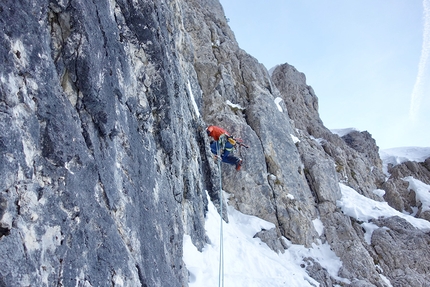 Mur del Pisciadù, Sella, Dolomiti - Il primo tiro di Kami(n)kaze sul Mur del Pisciadù, Sella, Dolomiti (Simon Kehrer, Lukas Troi 15/01/2020)