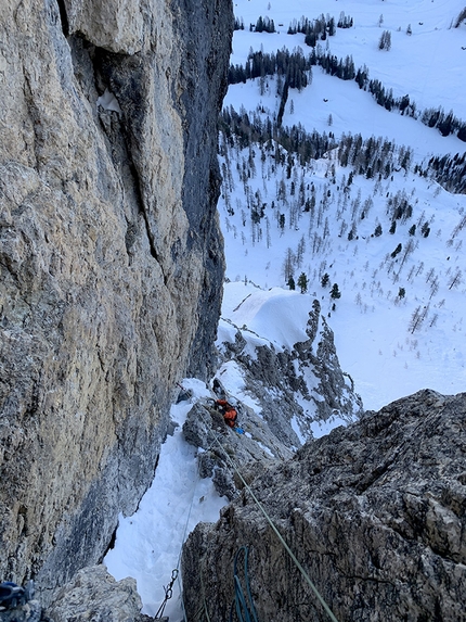 Mur del Pisciadù, Sella, Dolomiti - Sul secondo tiro di Kami(n)kaze sul Mur del Pisciadù, Sella, Dolomiti (Simon Kehrer, Lukas Troi 15/01/2020)