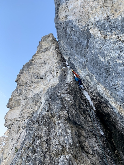 Mur del Pisciadù, Sella, Dolomiti - Lukas Troi impegnato sul secondo tiro di Kami(n)kaze sul Mur del Pisciadù, Sella, Dolomiti (Simon Kehrer, Lukas Troi 15/01/2020)