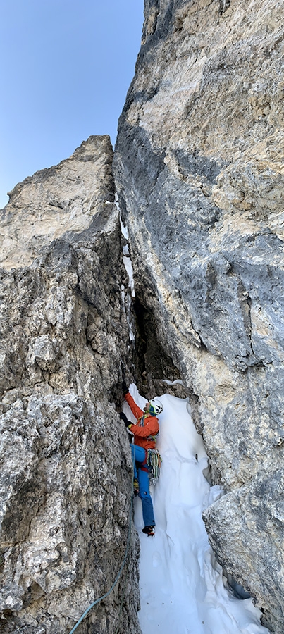 Mur del Pisciadù, Sella, Dolomiti - Lukas Troi impegnato sul secondo tiro di Kami(n)kaze sul Mur del Pisciadù, Sella, Dolomiti (Simon Kehrer, Lukas Troi 15/01/2020)