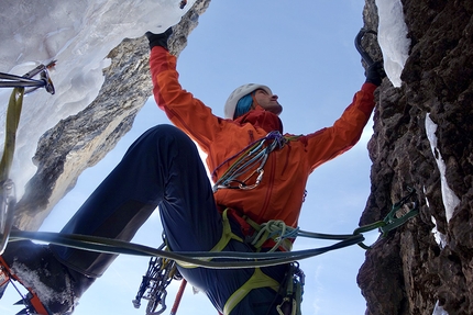 Mur del Pisciadù, Sella, Dolomiti - Simon Kehrer impegnato sul quarto tiro di Kami(n)kaze sul Mur del Pisciadù, Sella, Dolomiti (Simon Kehrer, Lukas Troi 15/01/2020)