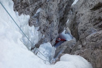 Mur del Pisciadù, Sella, Dolomiti - Simon Kehrer durante l'apertura di Kami(n)kaze sul Mur del Pisciadù, Sella, Dolomiti (Simon Kehrer, Lukas Troi 15/01/2020)