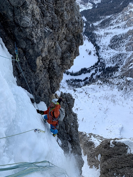 Mur del Pisciadù, Sella, Dolomiti - Lukas Troi sull'ottavo tiro di Kami(n)kaze sul Mur del Pisciadù, Sella, Dolomiti (Simon Kehrer, Lukas Troi 15/01/2020)