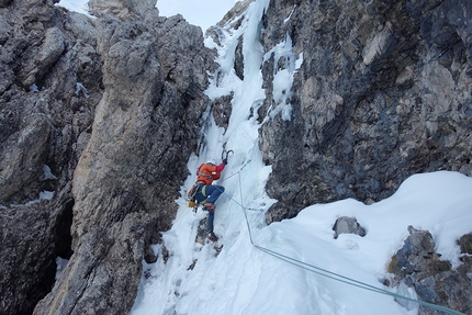 Mur del Pisciadù, Sella, Dolomiti - Simon Kehrer apre il nono tiro di Kami(n)kaze sul Mur del Pisciadù, Sella, Dolomiti (Simon Kehrer, Lukas Troi 15/01/2020)