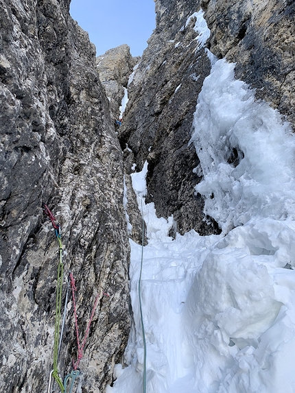 Mur del Pisciadù, Sella, Dolomiti - Durante l'apertura di Kami(n)kaze sul Mur del Pisciadù, Sella, Dolomiti (Simon Kehrer, Lukas Troi 15/01/2020)