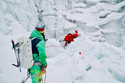 Simone Moro, Tamara Lunger, Gasherbrum - Simone Moro e Tamara Lunger nel labirinto di crepacci e seracchi sopra il Campo Base del Gasherbrum