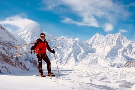 Simone Moro, Tamara Lunger, Gasherbrum - Simone Moro and Tamara Lunger finding their way through the labyrinth of crevasses and seracs above Gasherbrum Base Camp