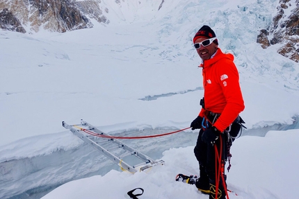 Simone Moro, Tamara Lunger, Gasherbrum - Simone Moro and Tamara Lunger finding their way through the labyrinth of crevasses and seracs above Gasherbrum Base Camp