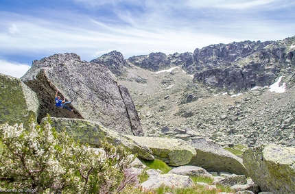 Hoya Moros Spagna - Hoya Moros, una delle principali aree estive per il boulder della Spagna: situata ad un'altitudine di 2000 metri circa 3 ore a ovest di Madrid, l'area attualmente ospita oltre 1000 boulder su enormi massi di granito con difficoltà fino all’8C e numerose vie di più tiri fino a 200 metri di sviluppo.