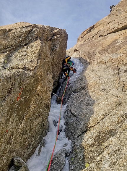 Pointe de l'Androsace, Monte Bianco, Denis Trento, Filip Babicz - Forza Gioele, Pointe de l'Androsace, Monte Bianco: Denis Trento affronta la goulotte delicata del quinto tiro