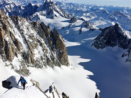 Pointe de l'Androsace, Monte Bianco, Denis Trento, Filip Babicz - Forza Gioele, Pointe de l'Androsace, Monte Bianco: Denis Trento su L8, sullo sfondo les Aiguilles du Diable