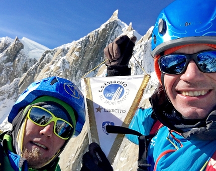 Pointe de l'Androsace, Monte Bianco, Denis Trento, Filip Babicz - Denis Trento e Filip Babicz insieme in cima dopo l'apertura di Forza Gioele, Pointe de l'Androsace, Monte Bianco. Sullo sfondo Monte Maudit