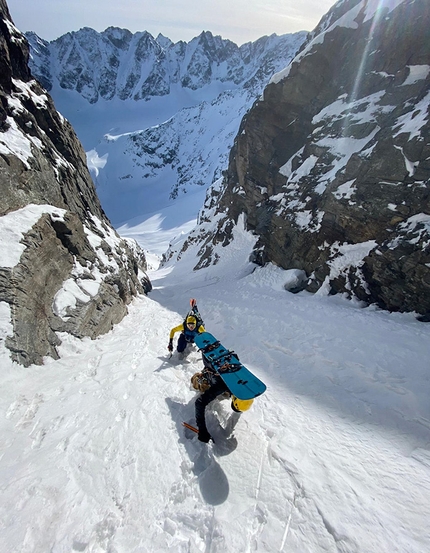 Punta Patrì Gran Paradiso - Punta Patrì Sud Gran Paradiso: ascending prior to the first descent of Linea Continua (Davide Capozzi, Alessandro Letey, Mike Arnold 22/01/2020)