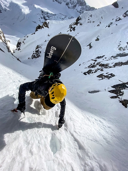 Punta Patrì Gran Paradiso - Punta Patrì Sud Gran Paradiso: ascending prior to the first descent of Linea Continua (Davide Capozzi, Alessandro Letey, Mike Arnold 22/01/2020)