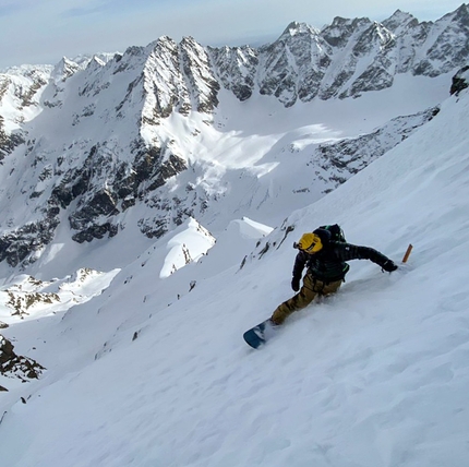 Punta Patrì Gran Paradiso - Punta Patrì Sud Gran Paradiso: durante la prima discesa di Linea Continua (Davide Capozzi, Alessandro Letey, Mike Arnold 22/01/2020)