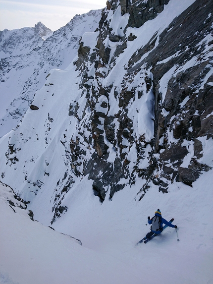 Punta Patrì Gran Paradiso - Punta Patrì Sud Gran Paradiso: durante la prima discesa di Linea Continua (Davide Capozzi, Alessandro Letey, Mike Arnold 22/01/2020)