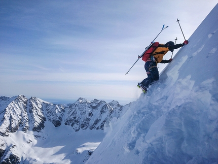 Punta Patrì Gran Paradiso - Punta Patrì Sud Gran Paradiso: ascending prior to the first descent of Linea Continua (Davide Capozzi, Alessandro Letey, Mike Arnold 22/01/2020)