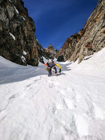 Punta Patrì Gran Paradiso - Punta Patrì Sud Gran Paradiso: ascending prior to the first descent of Linea Continua (Davide Capozzi, Alessandro Letey, Mike Arnold 22/01/2020)