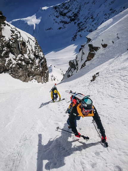 Punta Patrì Gran Paradiso - Punta Patrì Sud Gran Paradiso: in salita per effettuare la prima discesa di Linea Continua (Davide Capozzi, Alessandro Letey, Mike Arnold 22/01/2020)