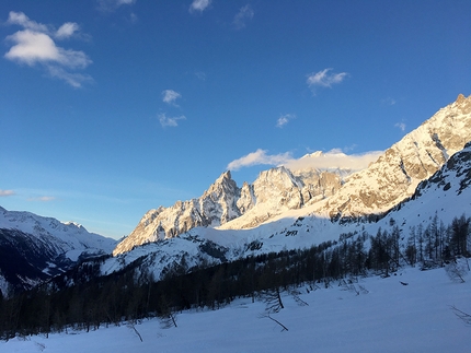 Aiguille de Rochefort, Monte Bianco - Aiguille de Rochefort canale est (Monte Bianco): la discesa di Denis Trento, gennaio 2020