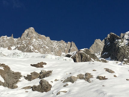 Aiguille de Rochefort, Monte Bianco - Aiguille de Rochefort canale est (Monte Bianco): la discesa di Denis Trento, gennaio 2020