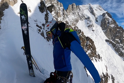 Aiguille de Rochefort, Monte Bianco - Aiguille de Rochefort canale est (Monte Bianco): la discesa di Denis Trento, gennaio 2020