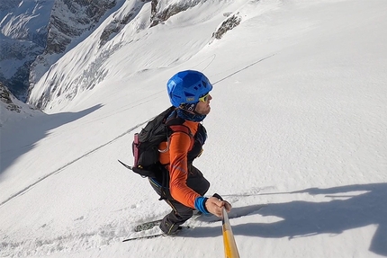 Aiguille de Leschaux, Monte Bianco - Aiguille de Leschaux (Monte Bianco): la discesa di Denis Trento del canale ovest dalla spalla, gennaio 2020