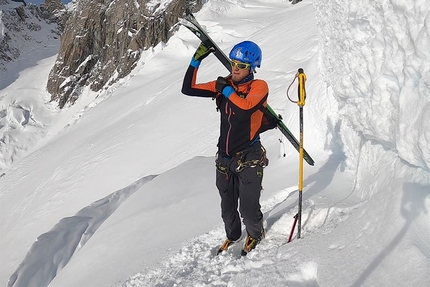 Aiguille de Leschaux, Monte Bianco - Aiguille de Leschaux (Monte Bianco): la discesa di Denis Trento del canale ovest dalla spalla, gennaio 2020