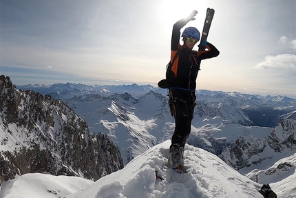 Aiguille de Leschaux, Monte Bianco - Aiguille de Leschaux (Monte Bianco): la discesa di Denis Trento del canale ovest dalla spalla, gennaio 2020