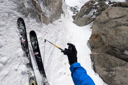 Aiguille de Leschaux, Monte Bianco - Aiguille de Leschaux (Monte Bianco): la discesa di Denis Trento del canale ovest dalla spalla, gennaio 2020