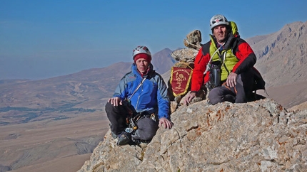 Red, Moon and Star - Kizilin Bacì (Ala Daglar) - Rolando Larcher and Luca Giupponi on the summit of Kizilin Bacì, Ala Daglar